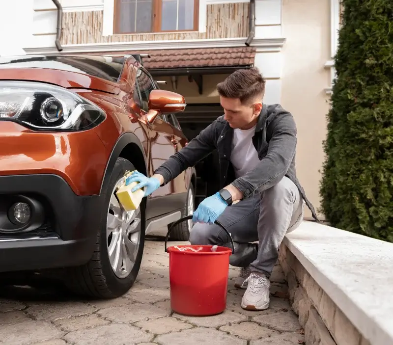 Lavage auto à domicile Fleurines : professionnel intervenant sur un véhicule